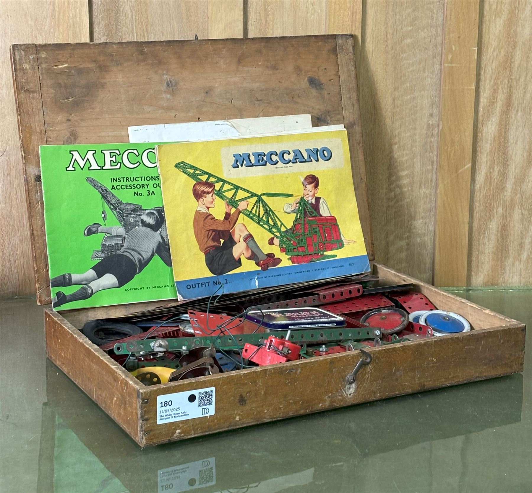 Mixed set of vintage Meccano in pine box. - COLLECTION BY APPOINTMENT FROM: The White House, Thirsk Road, Easingwold, York, YO61 3NF - CALL 01723 507111 TO ARRANGE