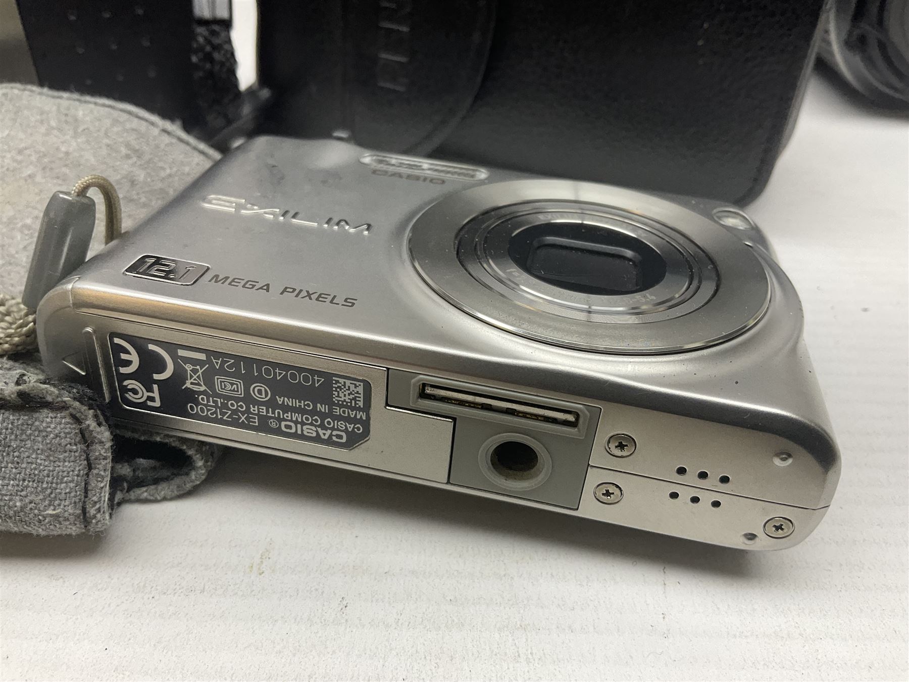 Collection of cameras, including Nikon F401 AF camera body, serial no 2111407, with Sigma Zoom Master 1:3.5-4.5 f=35-70mm lens, Fujifilm camera body etc 