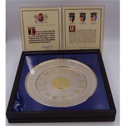 Modern limited edition silver The College of Arms plate to commemorate the The Queen's Silver Jubilee, the plain circular plate with central 24ct gold plated plaque depicting the Royal Arms, bordered by engravings of The College of Arms and the Kings Arms etc, by Danbury Mint, hallmarked Yorkshire Mint, Birmingham 1977, number 350/2500, in original fitted box with paperwork, D26,5cm, 