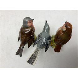 Group of Beswick figures of birds, comprising kingfisher no 2371, thrush no 2308, owl no 2026, and nine smaller bird figures to include greenfinch, wren etc