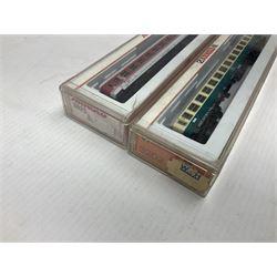 Roco 'N' gauge - 23259 BR 290 German Diesel locomotive and 25307 flat wagon with two containers; both boxed; and two Arnold 'N' gauge passenger coaches Nos.3202 and 3825; both boxed (4)