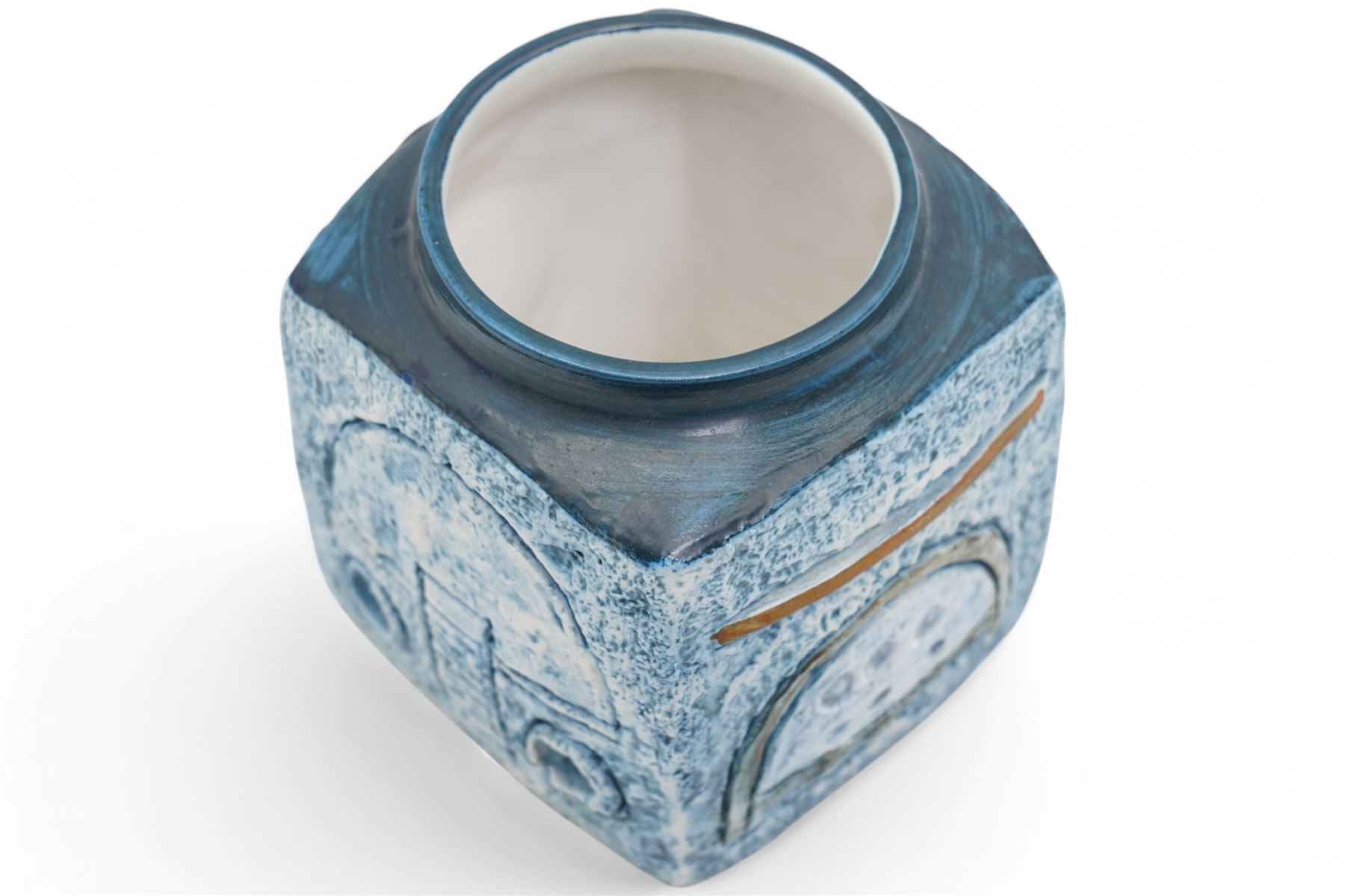 Troika marmalade jar, with geometric incised decoration in brown on a mottled blue ground, signed to base with initials for artist Beverley Ellwood, H9cm 
