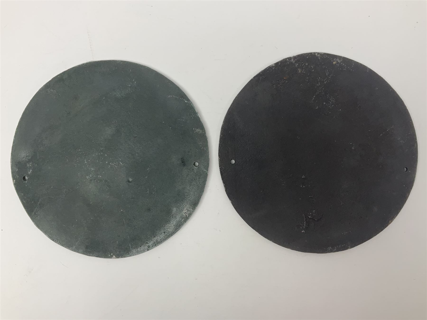 Pair of reproduction cast iron Cunard White Star signs, D25cm 