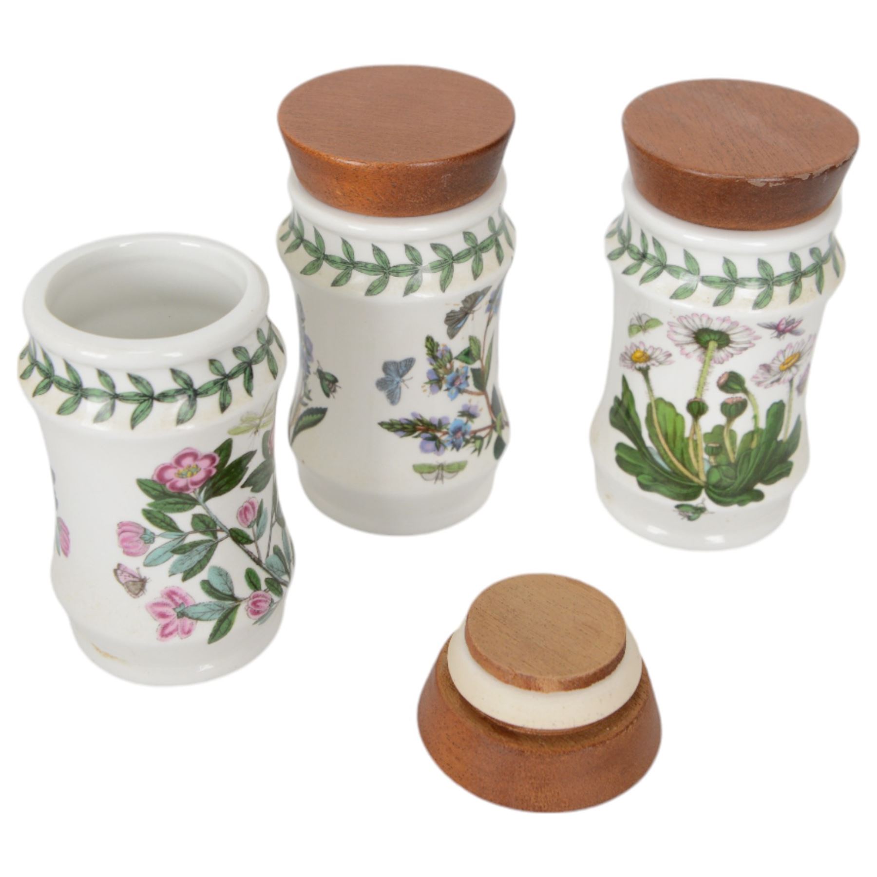 Portmeirion Botanic Garden pattern, including soup tureen and ladle, spice jars, flan dish, mixing bowls of various sizes etc