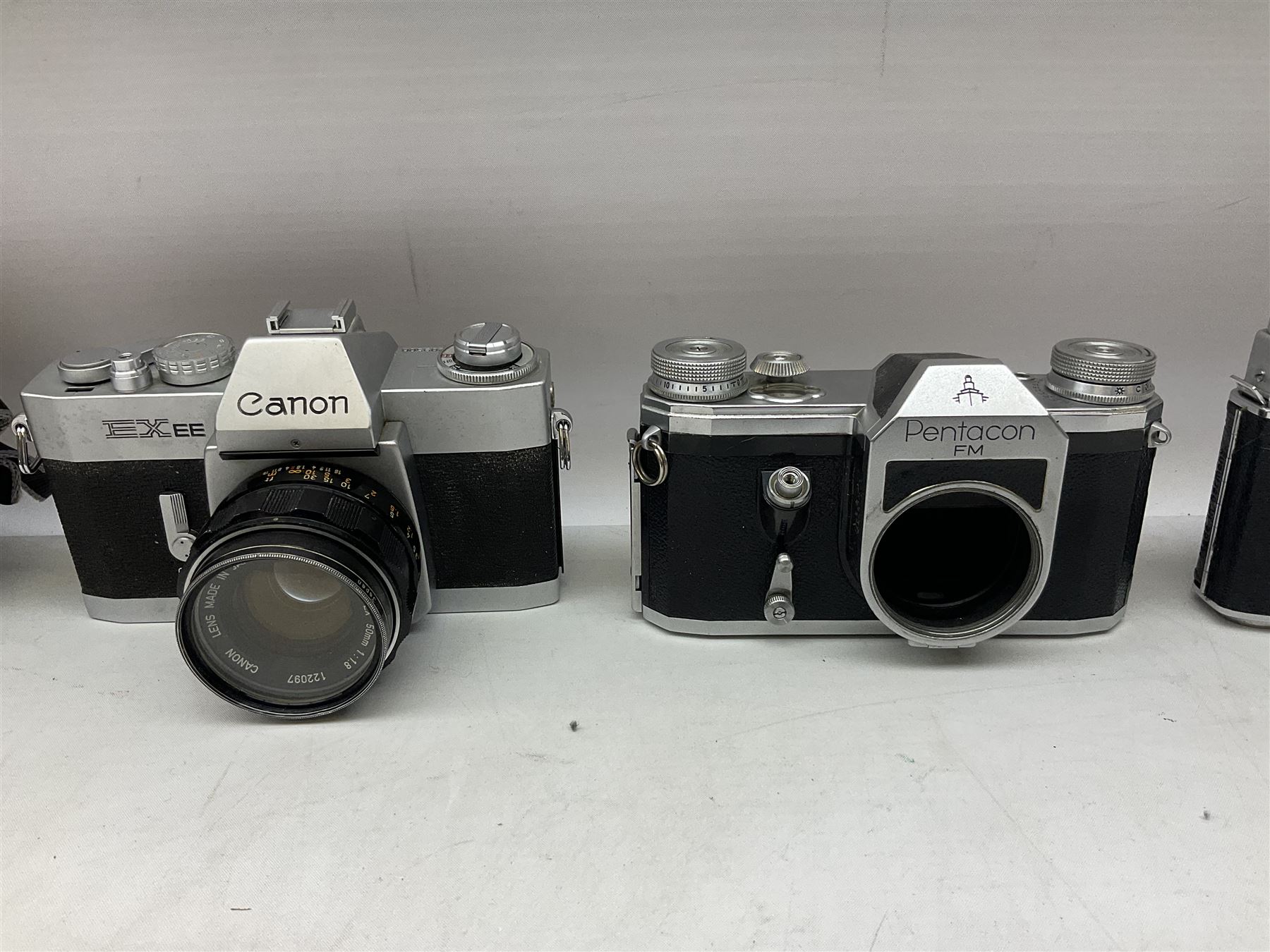Collection of camera bodies and lenses, to include Contax 159mm, Pentacon FM, Miranda EE, Canon EXee, Praktica IV FB, 'Photax-Paragon 1:5 f=300mm no.312703' lens, 'Sirius MC Automatic 1:2.8 f=28mm, 52 No.934417 etc