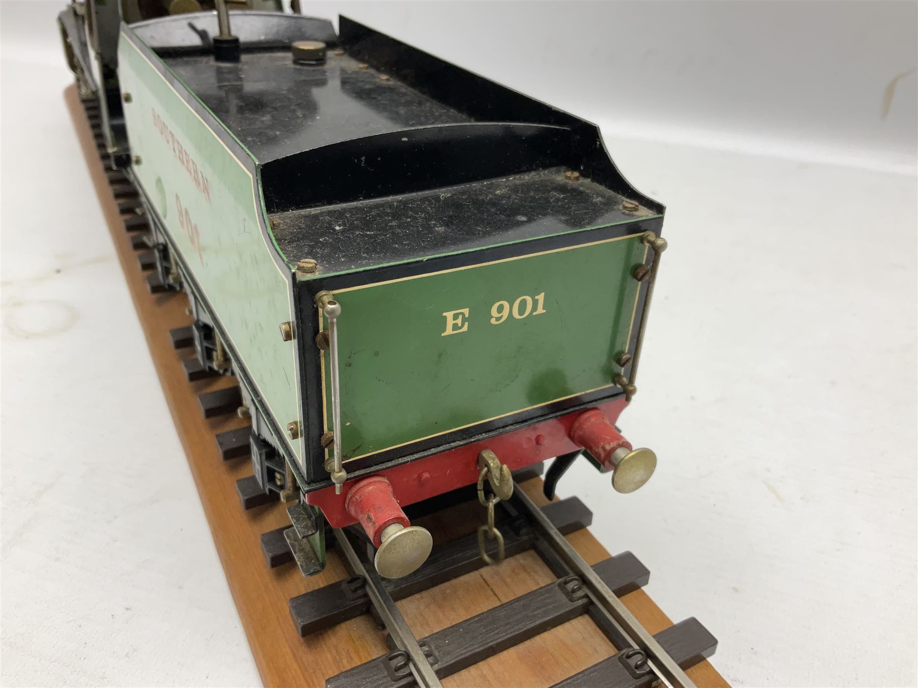 Gauge I - Aster live steam Southern Railway 4-4-0 Schools Class locomotive 'Winchester' No.901 with six-wheel tender; twin outside cylinders, smoke deflectors and spirit burner fed from tender tank, with Aster serial no. 6141167 between the wheels (2)