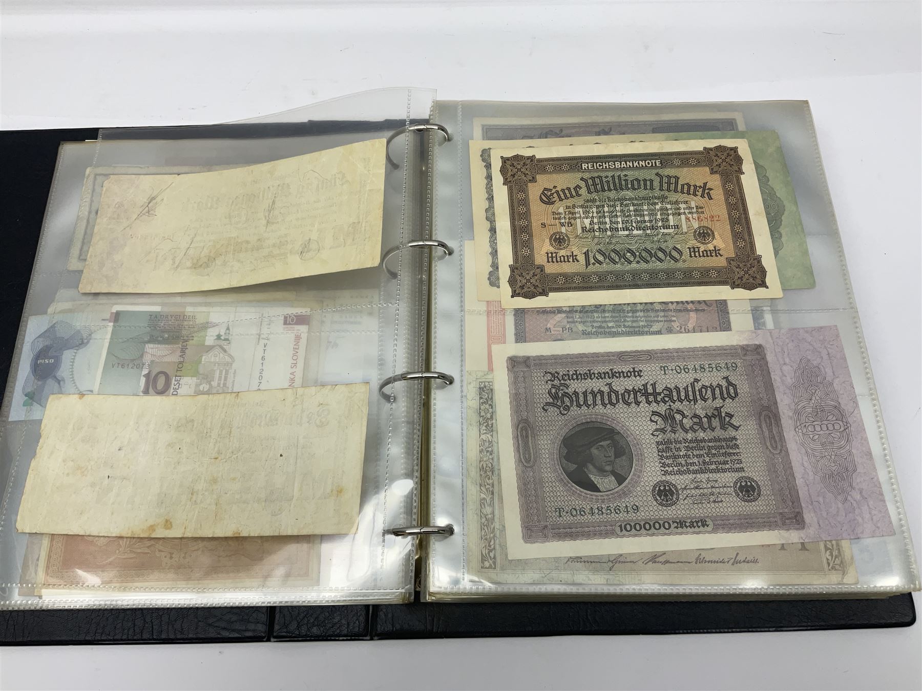 World and Great British banknotes to include Brazil, Canada, France, Germany, Ghana, Indonesia, Iraq, Hong Kong, Hungary, Japan, Vietnam, Zimbabwe, a collection of Chinese ‘Hell Money’, and quantity of ‘De La Rue Systems’ test notes, housed in ring binder and loose
