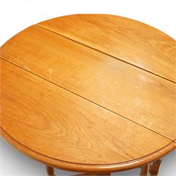 Late 20th century small oak gate leg side table, with circular drop-leaf top formed of three planks, raised on turned supports with gate legs and rectangular stretchers