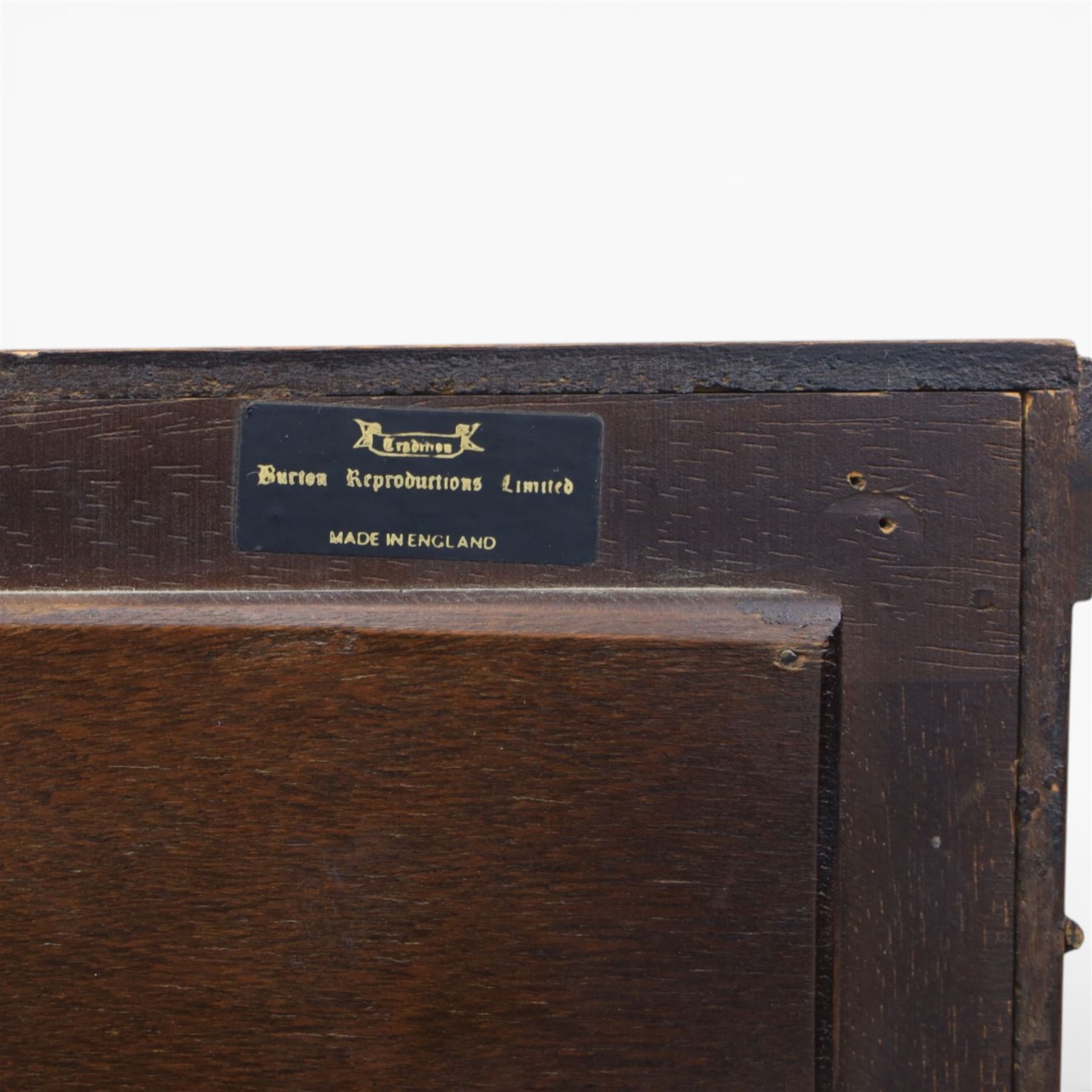 20th century Queen Anne style mahogany cocktail cabinet, moulded cornice above a pair of fielded panel doors with decorative strap hinges and central escutcheon, opening to a mirrored interior fitted with tiered shelves with brass gallery rails, pull-out glass inset mixing slide above three short drawers, shaped apron on cabriole supports with carved shell knees terminating in pad feet