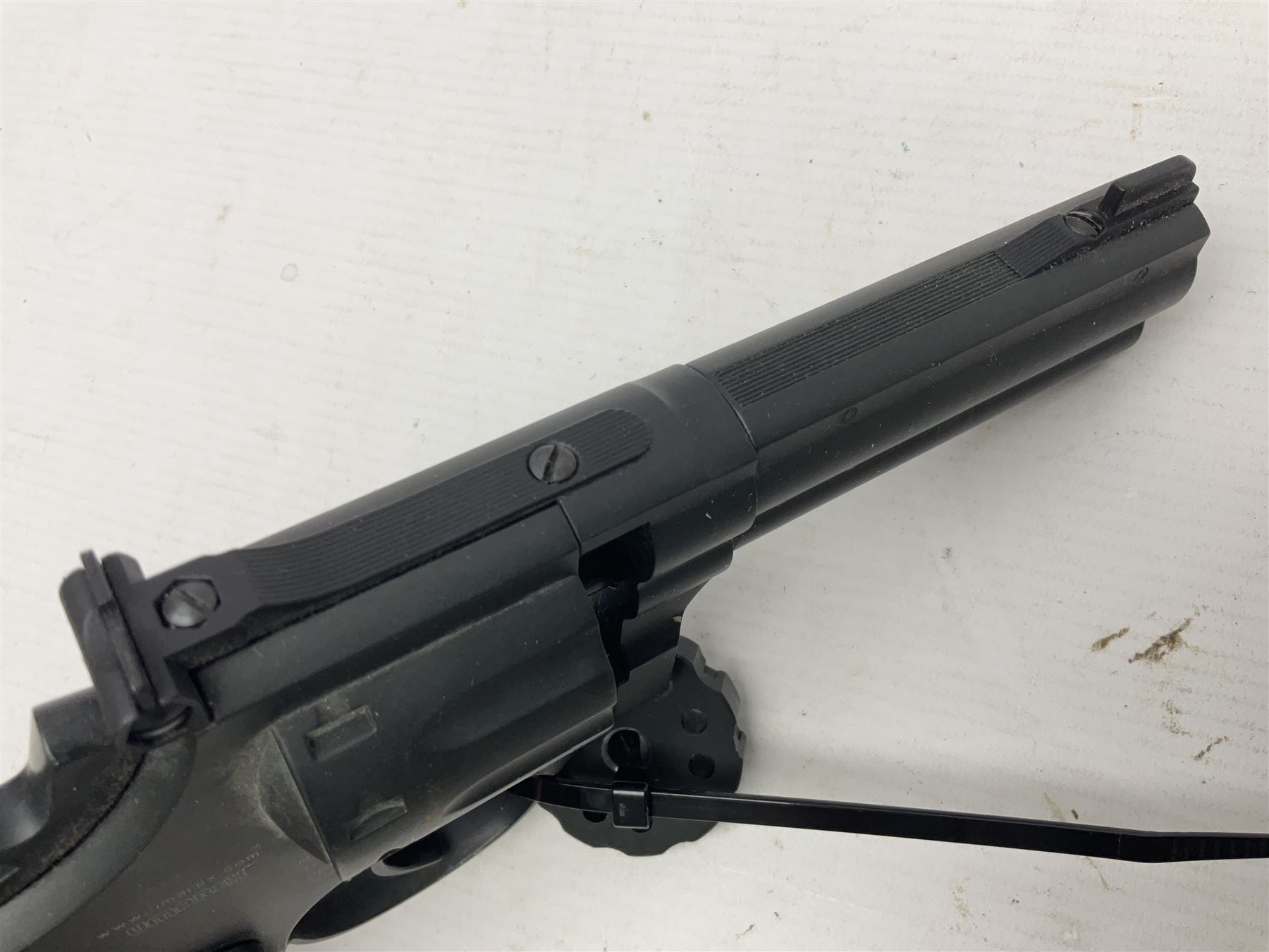 Umarex Smith and Wesson model 586-4 .177 air pistol serial no.S074938959 with circular 10-shot magazine L29cm  NB: AGE RESTRICTIONS APPLY TO THE PURCHASE OF AIR WEAPONS.