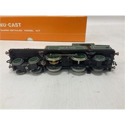‘00’ gauge - two kit built steam locomotives comprising NC 118 Nu-Cast LNER C13 (ex Great Central) 4-4-2 Tank locomotive no.67404 in BR black with original box; together with similar Great Central 4-4-2 Tank locomotive in green (2) 