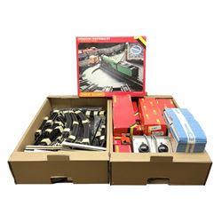 '00' gauge - predominantly Hornby/Tri-ang: two Viaducts, Girder Bridge and Operating Turntable Set; all boxed; two H&M Duette Power Control Units; quantity of track, track laying accessories, points etc; some boxed