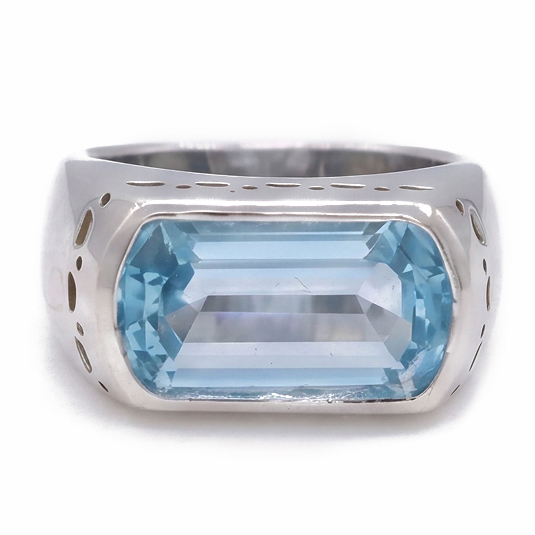 18ct white gold Swiss blue topaz ring, bezel set with a single vari-cut topaz, stamped 750