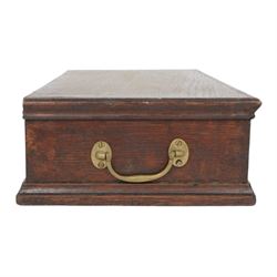 19th century Moghul Indian silver and silver gilt chess set, comprising thirty-two pieces, modelled as soldiers mounted upon elephants, camels and horses with the pawns on foot, unmarked, King H10cm