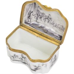 19th century Samson porcelain trinket box, with black hand painted decoration upon a white ground, depicting a battle scene to hinged cover with soldiers on horseback, grave stones and a lone soldier to sides and underside, with spurious blue crossed swords mark beneath, H4.5cm, W8cm