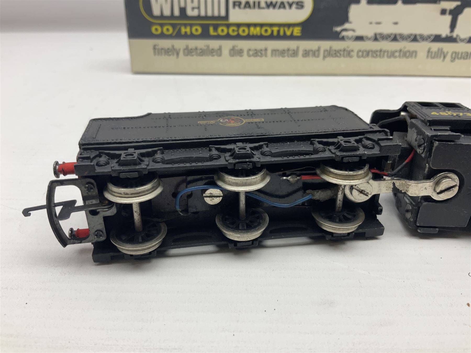 Wrenn '00' gauge - two Class 8F 2-8-0 locomotives - No.48073 in BR Plain Black; boxed; and No.8042 in LMS Plain Black; with unassociated plain blue box (2)