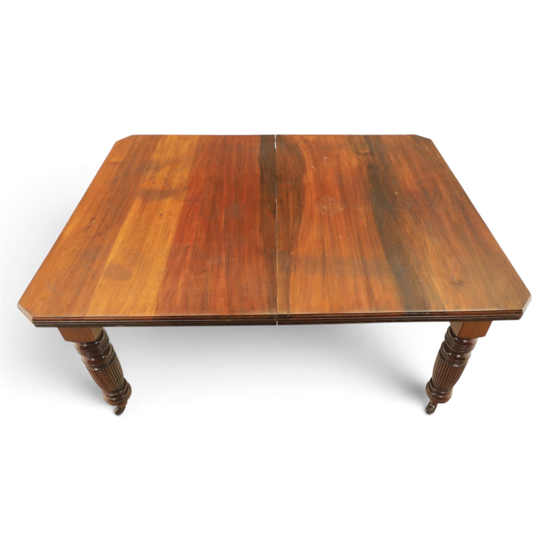 Victorian mahogany extending dining table and four chairs, rectangular top with moulded edge, extended to 198cm with additional leaf and winder, fluted and turned supports raised on castors, the chairs with swept frame and overstuffed seat, raised on cabriole front supports