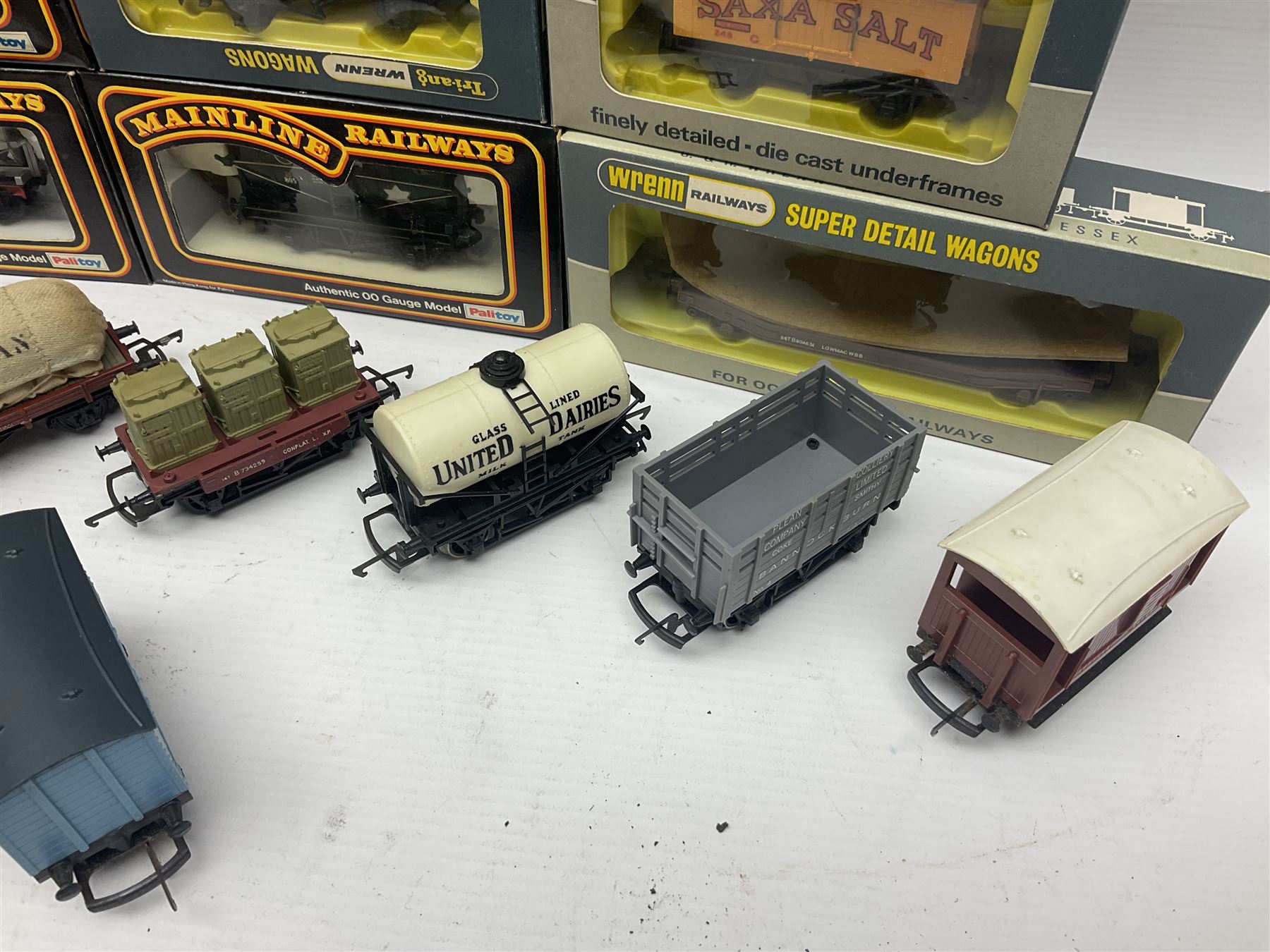 Various makers ‘00’ gauge - large quantity of rolling stock to include boxed Mainline, Graham Farish and Wrenn examples; loose examples to include Hornby, Tri-Ang, Joeuf etc 