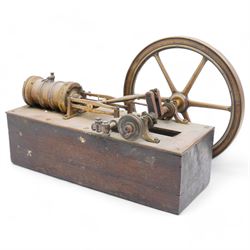 Brass stationery engine on wooden base L36 cm