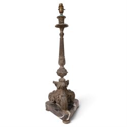 Table lamp with knopped central column with scroll feet upon a trifold marble base, H60cm