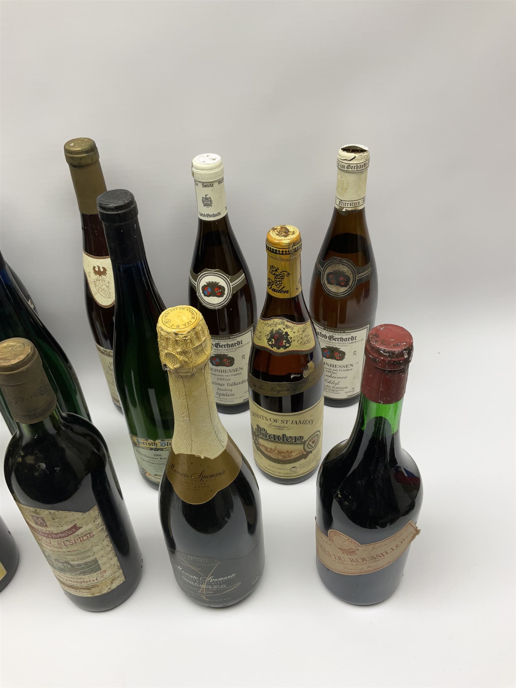 Mixed alcohol including Tiffany sparkling British wine 75cl, 8.5%vol, Les Brillesoleil de Julien Damoy Cotes Du Roussillon 70cl, Pieroth Blu 1991 Qualitatswein Nahe 750ml, 9.5%vol etc, various contents and proofs, 21 bottles