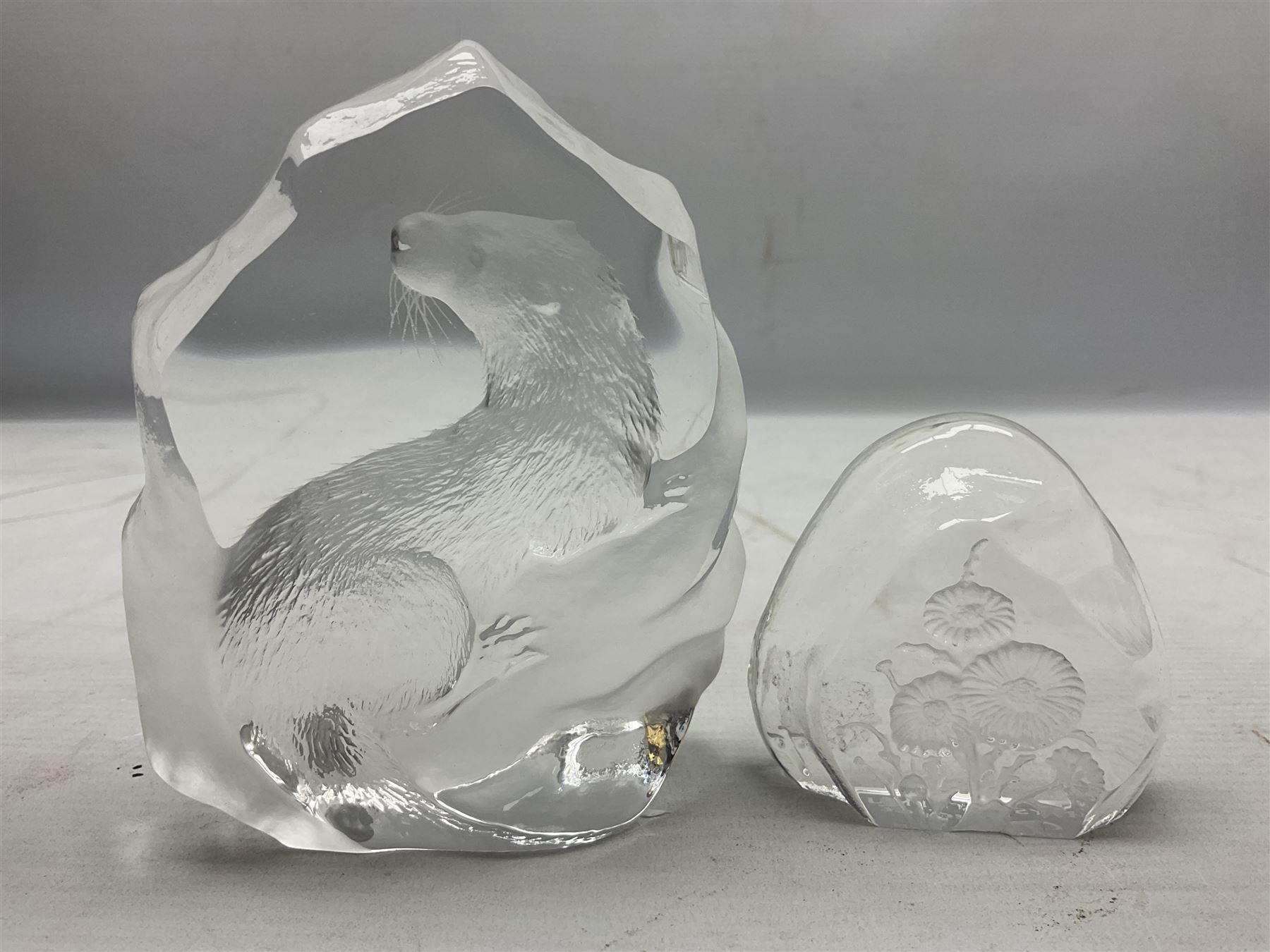 Mats Jonasson of Sweden glass Otter paperweight, Capredoni by Dartington Crystal Crysanthemum paperweight, boxed British Fossils agate geode, silver plated wine bottle coaster and Aynsley vase, etc, all boxed