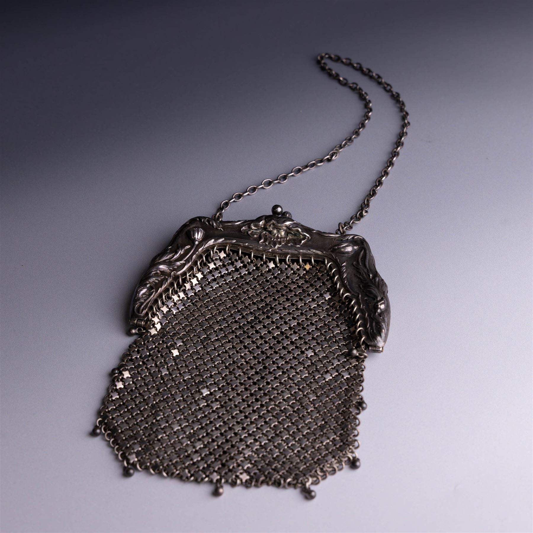 Art Nouveau silver chainmail purse, the silver clasp embossed with poppies, hallmarked Anglo American Plate Co, London 1904/5 and import mark F, H14cm