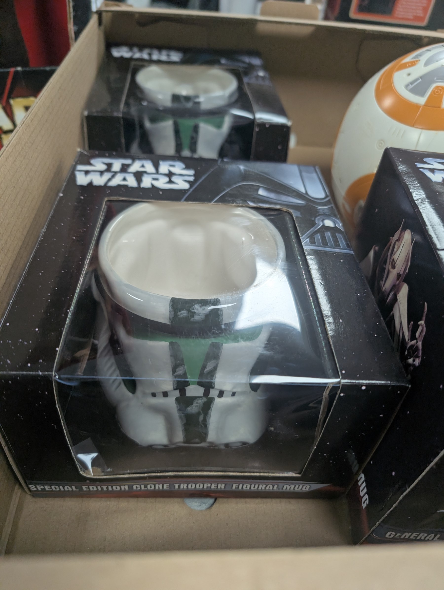 Star Wars collectables, including Episode I Jar Jar Binks Wake Up System, BB8 model, Jar Jar Binks Adventure game, Revenge of the Sith Masterworks and three Cards Inc figural mugs