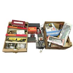 '00' gauge - four controllers including boxed H&M Duette, unmade construction kits, boxed Tri-ang engine shed and gatekeepers hut, scale motor vehicles, two boxed signal control sets, layout and trackside accessories including boxed trees, plastic construction kits etc, boxed Merit Station Accessories, figures etc