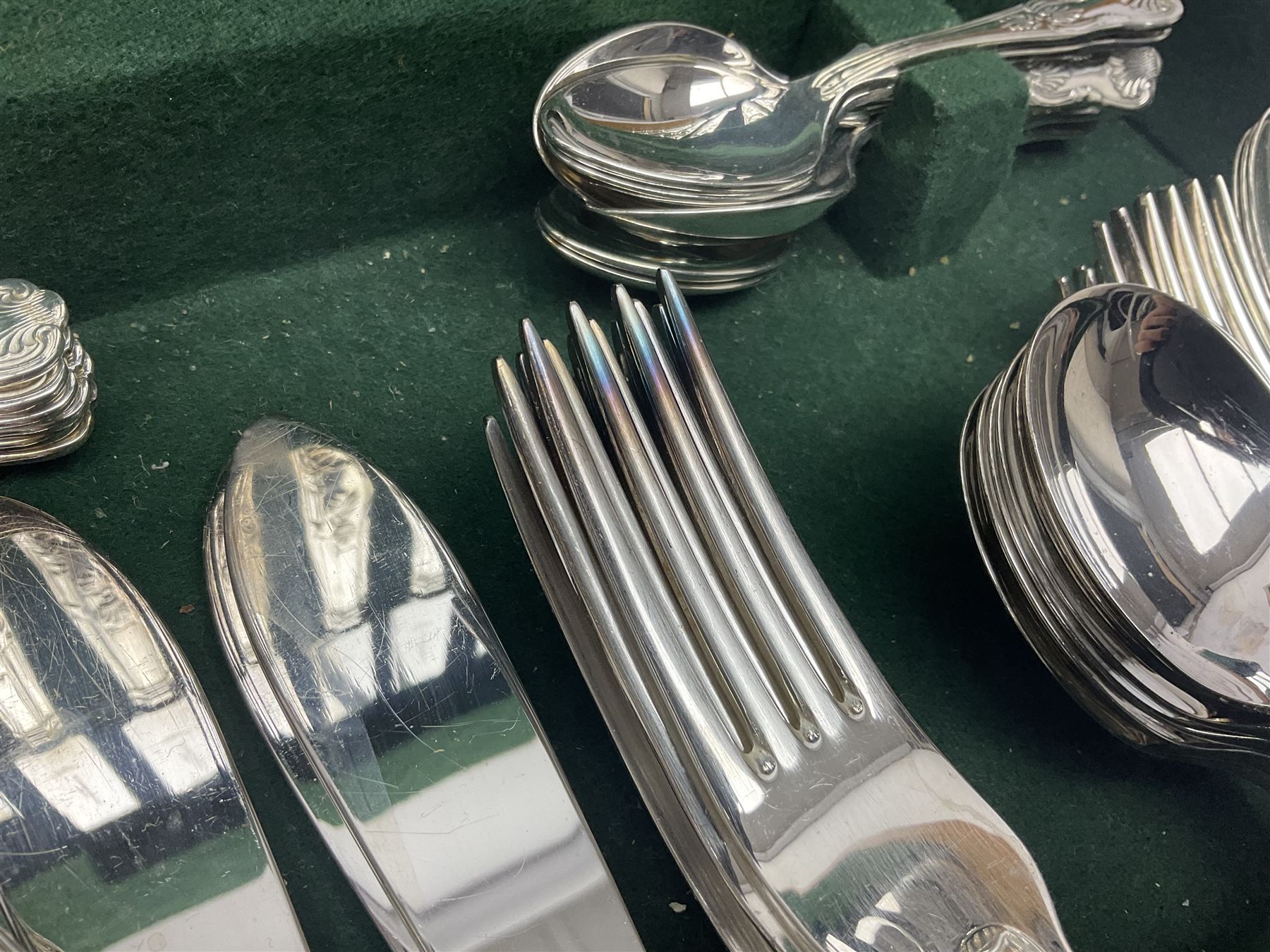Canteen of silver plated Kings pattern cutlery for six place settings, in a fitted wooden case