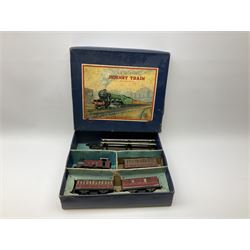 Hornby '0' gauge - Passenger Set No.21 with clockwork No.20 type 0-4-0 tender locomotive No.60985, two coaches and track, boxed; and Tank Passenger Set No.101 for spares or repair with clockwork No.101 type 0-4-0 tank locomotive No.2270, three coaches and track, boxed (2)