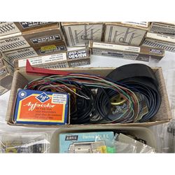 Marklin mini-club 'Z' gauge - quantity of predominantly boxed track including 8505 straights, 8530 curves, 8561 points, 8939 signals, 8591, 8507, 8510, 8564 etc; conductor wire sections with 8911 supports; short lengths, cross-overs, switches and other accessories