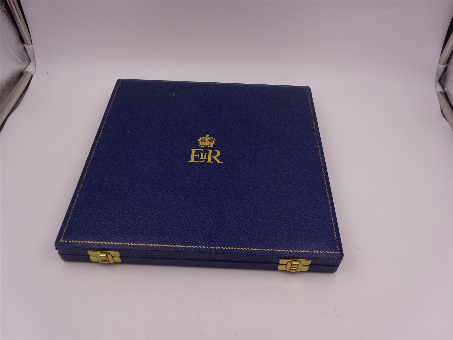 Modern limited edition silver plate, commemorating the Silver Jubilee of Her Majesty Queen Elizabeth II, designed by Pietro Annigoni, the circular plate engraved with the Queen in profile, no. 1108/2000, hallmarked Roberts & Dore, London 1977, with certificate of authenticity and contained within silk and velvet lined box, plate D22.6cm