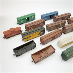HO scale - twenty-six American goods wagons, predominantly kit-built boxcars, various liveries, all unboxed