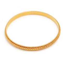 21ct gold bangle with engraved decoration