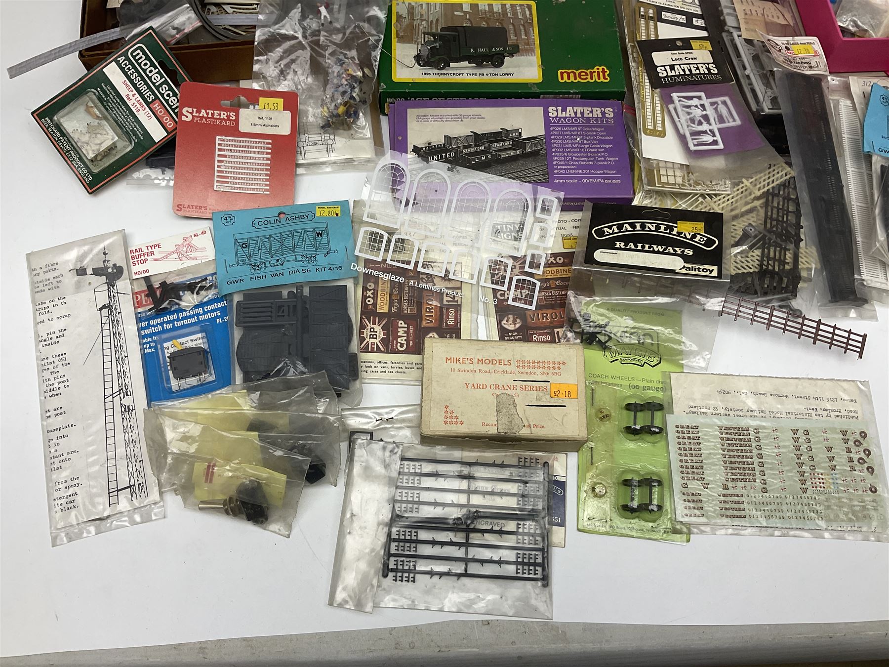 '00' gauge layout accessories - Langley Miniatures Footbridge kit, wagon kits by Nu-Cast, Colin Ashby, Slaters etc, layout chippings, fencing, sprues of figures and accessories, switches and motors, Peco Lectrics, name plates, transfers etc; most boxed or packaged