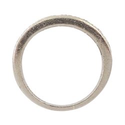 18ct white gold seven stone round brilliant cut diamond half eternity ring, London 1977, total diamond weight approx 0.50 carat