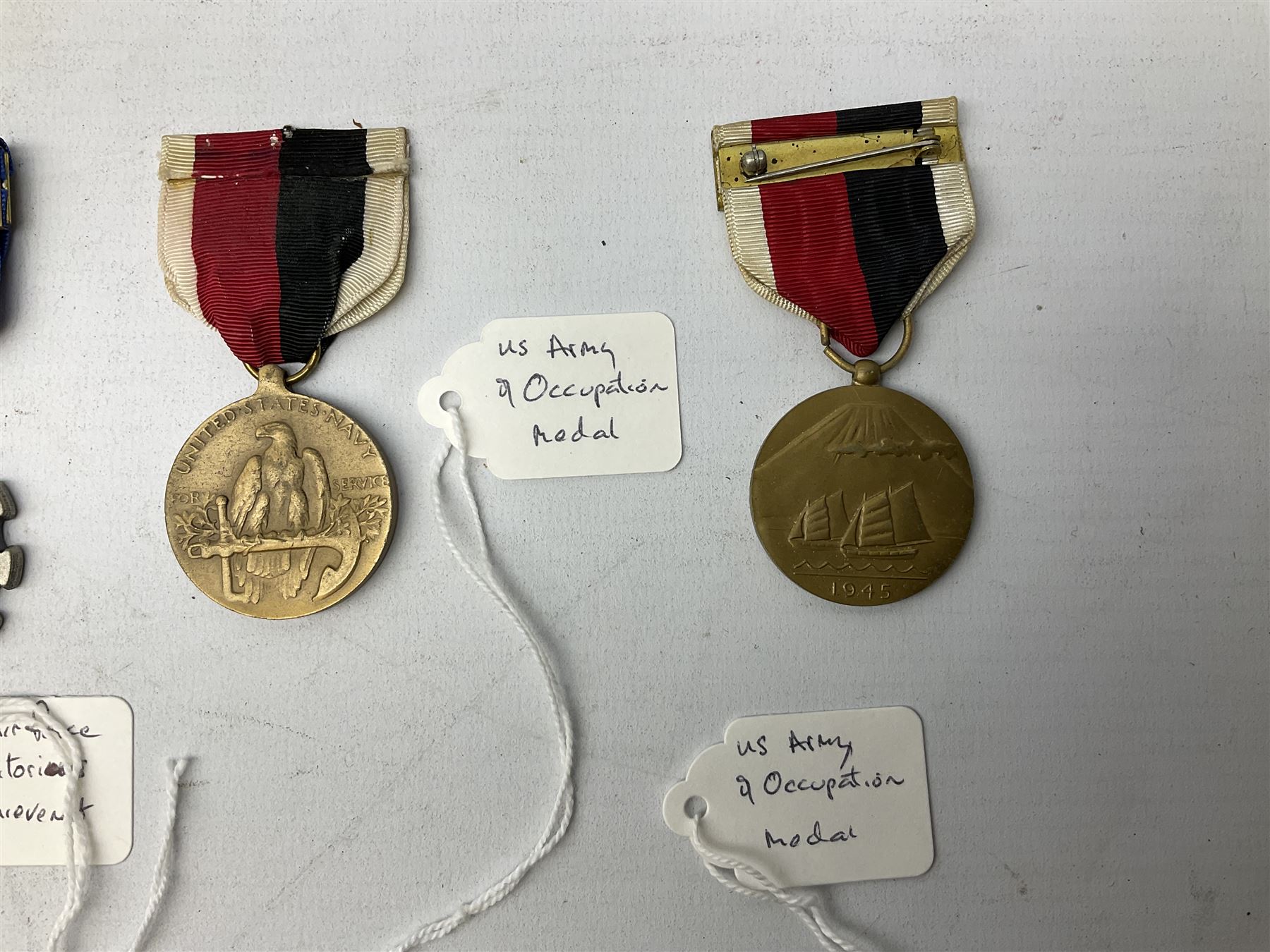 Nine American medals including WW2 Navy and Army Occupation medals, 1939-41 Defence Medal, boxed National Defence Medal and bar, South West Asia Service with bar, Air Force, National Guard and Military achievement medals etc (9)