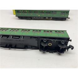 Hornby Dublo - 3-rail 3250/4150 BR (S) Electric Motor Coach with Driving Trailer 2-car EMU unit in BR green Nos.S.65326 and S.77511; Motor coach in original box with instructions and trailer unboxed (2)