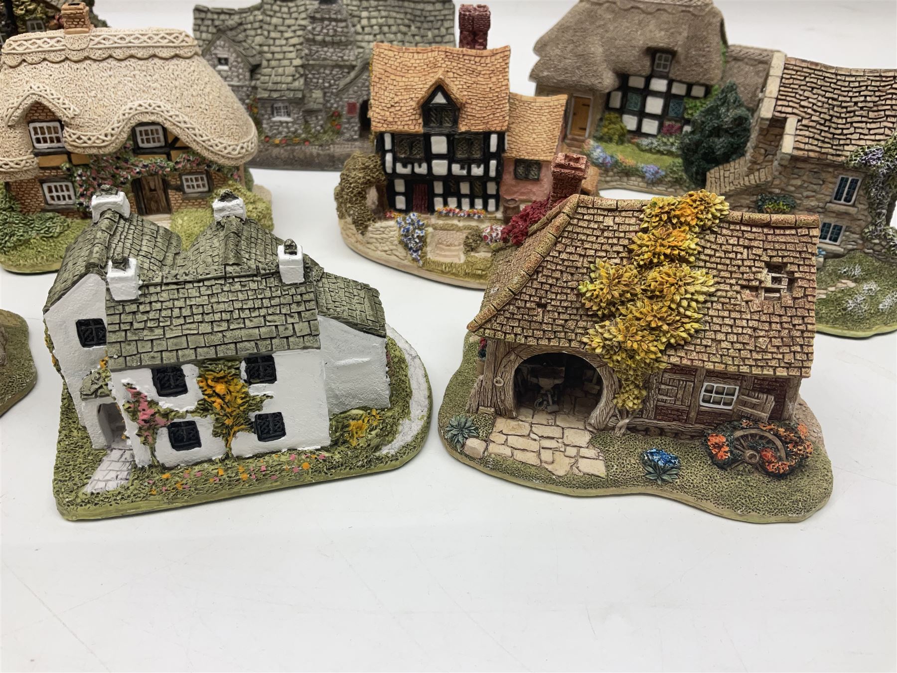 Seventeen Lilliput Lane models, to include The Dalesman, Windy Ridge, Cat Coombe Cottage, Granny Smiths, ect, all with deeds and original boxes (17)