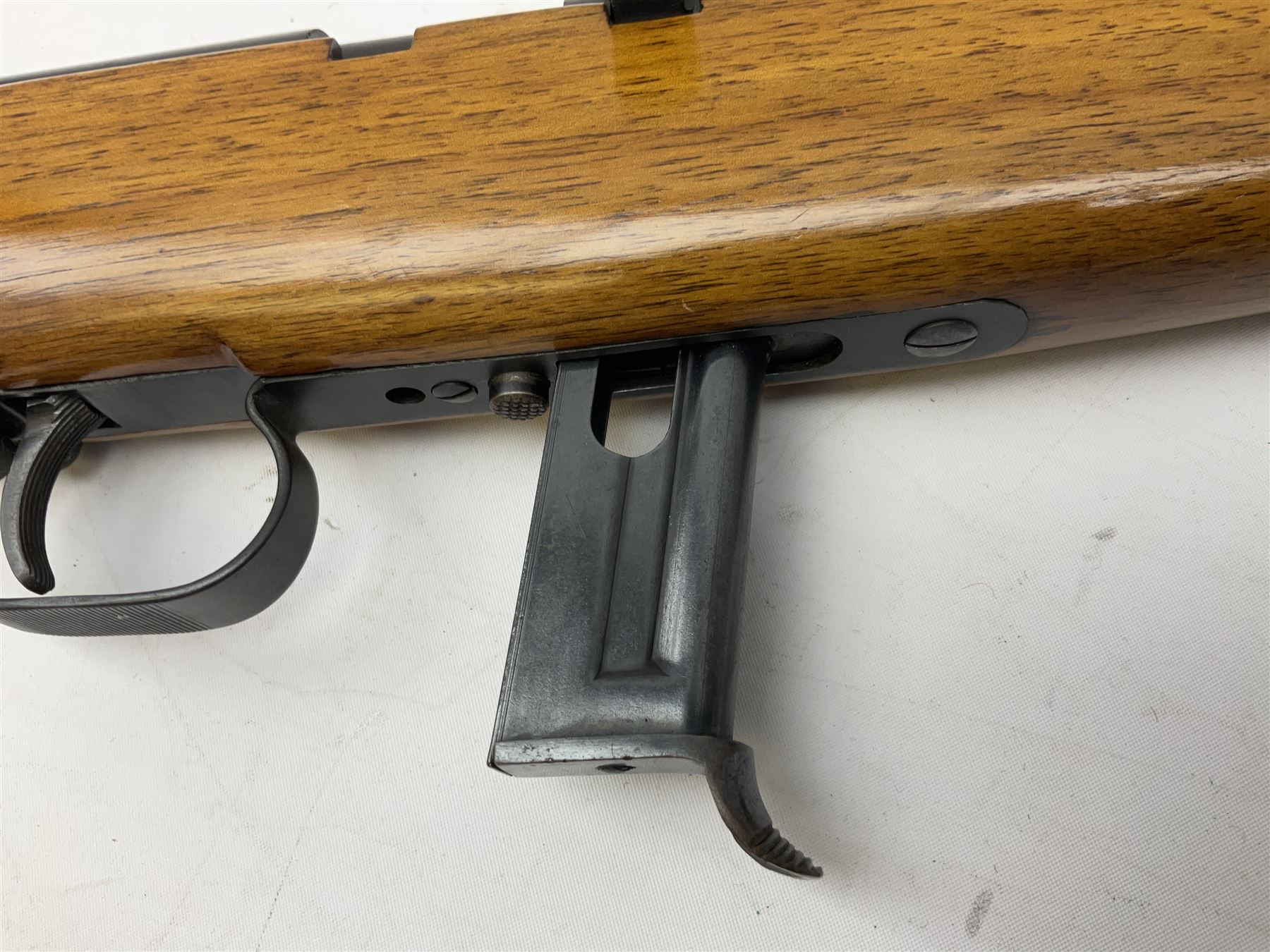 Italian Beretta .22 LR bolt-action or semi-automatic sporting rifle with 52cm barrel, 10-shot magazine and side safety No.10150 L98.5cm overall SECTION 1 FIRE-ARMS CERTIFICATE REQUIRED