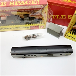 Tri-ang/Hornby '00' gauge - Battle Space Anti-Aircraft Searchlight Wagon, Multiple Missile Launcher and Command Car, with some figures, all boxed, one with cardboard slipcase (3)