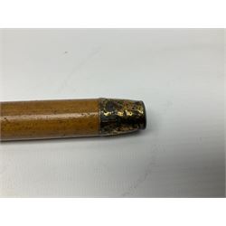 20th century walking cane, the carved wooden handle modelled as the head of a boxer dog with inset glass eyes and articulated and sprung jaw, upon a tapering Malacca shaft, L86.5cm