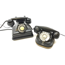  A Vintage black Bakelite telephone, tog