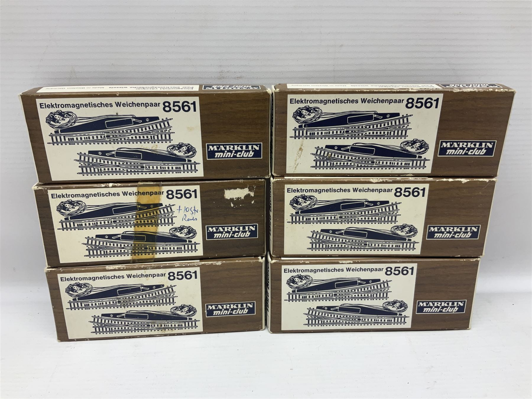 Marklin mini-club 'Z' gauge - quantity of predominantly boxed track including 8505 straights, 8530 curves, 8561 points, 8939 signals, 8591, 8507, 8510, 8564 etc; conductor wire sections with 8911 supports; short lengths, cross-overs, switches and other accessories
