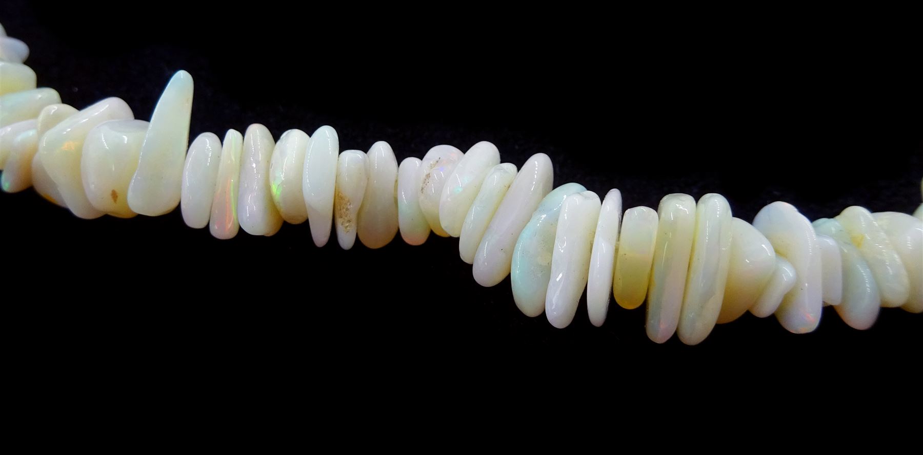 Single strand opal chip necklace, with 9ct gold pearl clasp, hallmarked
