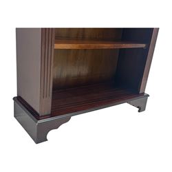 Early 20th century mahogany open bookcase, the rectangular top with dentil moulding, the sides with fluted decoration, fitted with five adjustable shelves, on ogee-moulded bracket supports