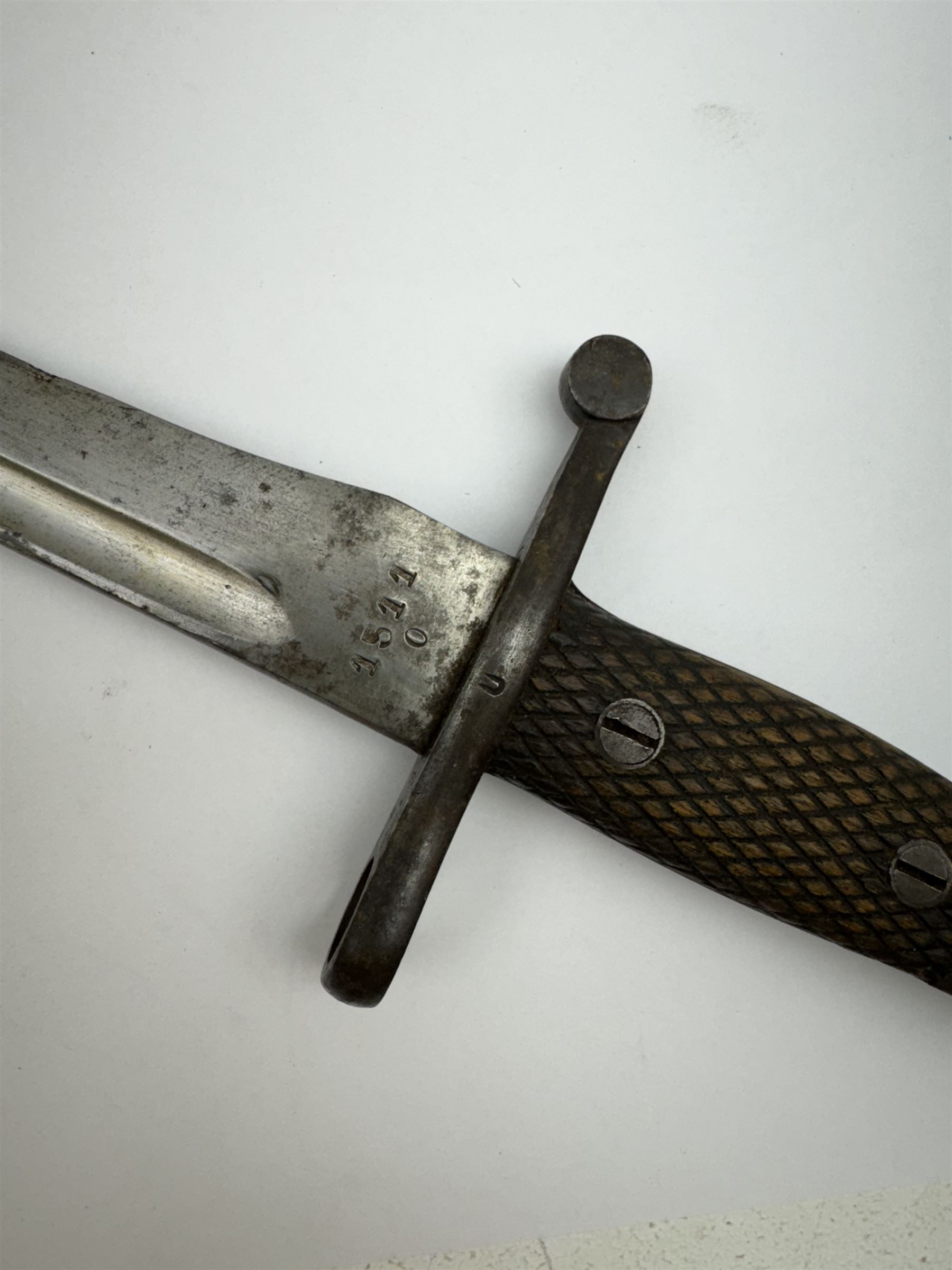 Spanish WWII Bolo bayonet with 25cm fullered steel blade, with makers mark, with checkered handle and steel scabbard, L40cm