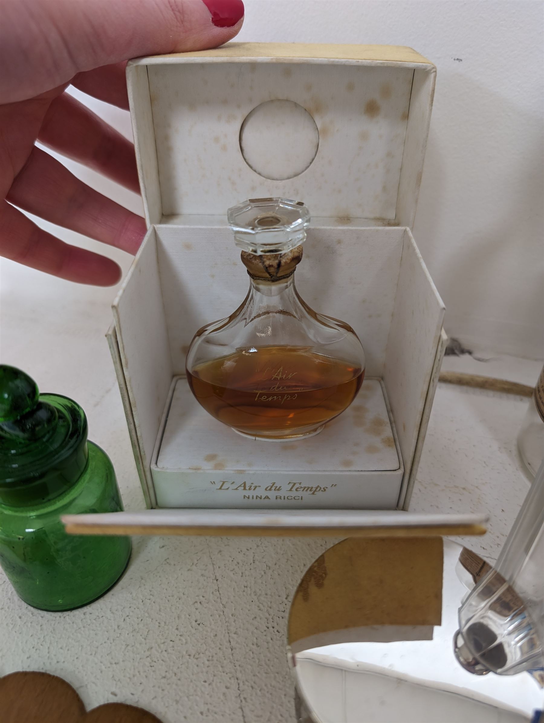 Vintage scent bottles and perfumes, including Roger & Gallet Jean Marie Farina, Nina Ricci L'Air du Temps, Avon Moonwind together with a boxed Bourjois compact etc