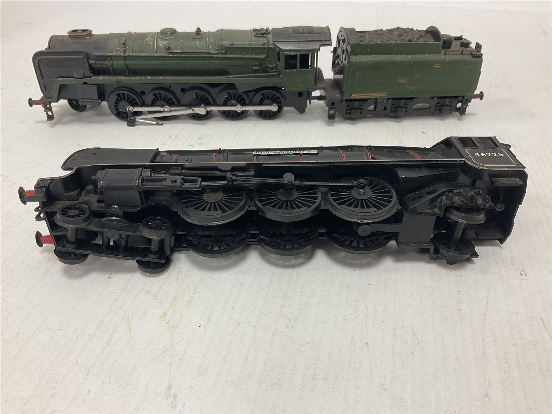 ‘00’ gauge - Airfix locomotive model kits comprising series 4 City of Truro kit and empty series 4 box, series 4 Mogul, two series 4 Harrow kits, all boxed; together with Rosebud Kitmaster Stirling kit and quantity of loose plastic locomotives and tenders from Airfix, Kitmaster, Ratio etc 